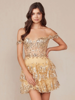 Avec robe de soirée courte en dentelle à découpes et décolleté en cœur