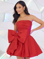 Avec robe de soirée courte trapèze sans bretelles en taffetas plissé