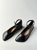 Ballerines pour femmes conçues avec bout et bride à la cheville chaussures plates ballerines