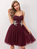 Belle avec une robe de soirée bordeaux courte A-ligne col en V appliques robe de soirée courte en tulle