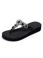 Belles tongs et sandales de plage en Synthétique noires à talons compensés et bout ouvert unicolore Tongs