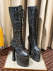 Bottes au genou pour femmes noires bout rond fermeture éclair imprimé serpent talons épais