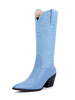 Bottes de mid de mier au milieu de la femme; ciel bleu clair; bottes pointues en cuir PU