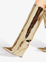 Bottes hautes dorées à bout pointu et talons compensés
