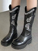 Bottes mi-mollet pour femmes; illustration; bottes de cowboy à talons épais; bottines blanches