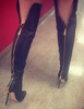 Bottes noires hautes sur les bottes au genou Chaussons femme Bottes pointues à la cuisse