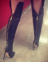 Bottes noires hautes sur les bottes au genou Chaussons femme Bottes pointues à la cuisse