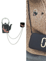 Broche noire avec relief mode