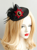 Chapeau de tête avec détail de strass en plumes de satin