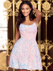 Charmante avec robe de soirée courte col bijou pailleté