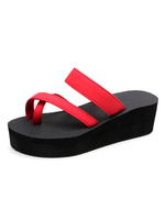 Charmantes tongs et sandales de plage en tissu à talons compensés et bout ouvert unicolore avec anneau d