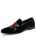Chaussure en micro daim noire motif rose brodée à semelle caoutchouche