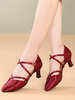 Chaussures de danse pour femmes en satin rouge à talon moyen et bout pointu