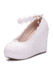 Chaussures de mariage blanches en cuir PU bout rond fleurs embellissement talon compensé bride à la cheville talons