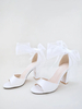 Chaussures de mariage en satin avec nœuds blancs et bout ouvert et talon épais