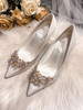Chaussures De Mariage Perle Pour Femmes Satin Blanc Bout Pointu Strass Talon Haut Chaussures De Mariée