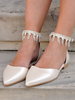 Chaussures de mariée ivoire à bout pointu avec bride à la cheville et strass