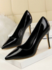 Chaussures habillées noires pour femmes; talons aiguilles et bout pointu; talon aiguille; chaussures à enfiler