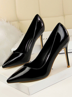 Chaussures habillées noires pour femmes; talons aiguilles et bout pointu; talon aiguille; chaussures à enfiler