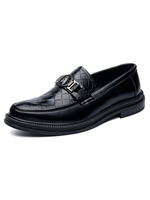 Chaussures mocassins pour hommes à enfiler avec détails en métal; bout rond géométrique; chaussures noires en cuir PU