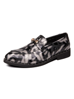 Chaussures mocassins pour hommes à enfiler avec détails en métal; chaussures décontractées en cuir PU à bout rond