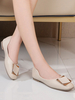 Chaussures plates pour femmes Détails en métal à bout carré en cuir PU à enfiler sur des ballerines abricot