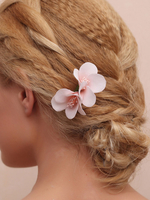 Coiffure de mariage Fleur de cheveux rose Coiffure du dîner de répétition