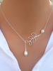 Collier pendentif en argent Perle féminine Détail Collier forme feuille