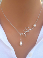 Collier pendentif en argent Perle féminine Détail Collier forme feuille