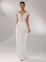 Combinaison de mariée tenue de mariage haut en dentelle manche courte dos nu décoré des colliers pantalon en satin