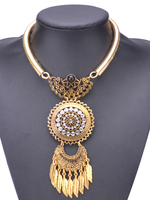 Doux collier métallique style éthnique ornement métallique