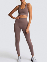 Ensemble de deux pièces en nylon rouge à col en U; tenue de femme sans manches athlétique