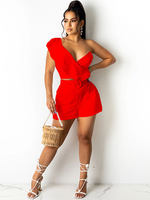 Ensembles de deux pièces en polyester rouge plissé à volants en cascade Shorts décontractés dété sans manches à col en V en couches pour femmes tenue
