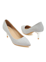 Escarpins à talon chaton or bout pointu sur les pompes des femmes chaussures habillées