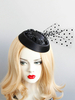 Femmes Flapper Hat Satin Black Flowers Détail Accessoires de cheveux