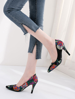 Femmes talons hauts en satin rose bout pointu floral imprimé sur les pompes