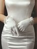 Gants de mariage pour femmes; perles de tissu en satin blanc; volants; gants de mariée