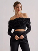 Haut court noir avec ornements roses épaules dénudées manches longues hauts de style vintage pour femmes 2025