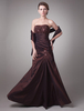 Magnifique robe pour mère de la mariée de couleur chocolat sans bretelles ornée avec des perles et faite en taffetas