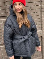 Manteau Matelassé Court Comme Doudoune Court à Capuche avec Manches Longues Coupe Cintrée à Lacets Unicolore Manteau Femme