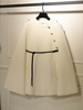 Manteau pour femme avec col bijou et ceinture élégant à plusieurs couches blanc