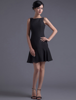 Mini robe de cocktail fourreau noire en chiffon col bateau Robes pour les invités de mariage