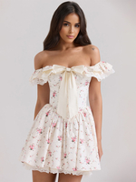 Mini-robe fleurie à épaules dénudées et nœud pour lété 2025
