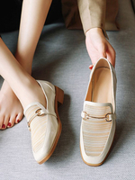 Mocassins en cuir Synthétique blanc écru Bout carré Détails métalliques Chaussures décontractées Chaussures femme