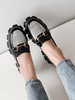 Mocassins femmes noires en cuir Synthétique bout rond en métal détails sans lacet sur des chaussures décontractées