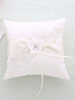 Oreiller blanc perlé de ruban de dentelle d\