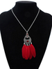 Pendentif rouge collier Boho plumes détaillent découpe de sautoir