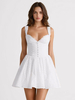 Petite robe blanche à bretelles larges et bordures à œillets Mini robes Cottagecore
