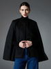 Poncho pour femme avec encolure conçue en écru et blanc
