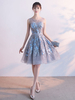 Robe belle de bal A-ligne en dentelle gris clair col rond avec ceinture longueur genou